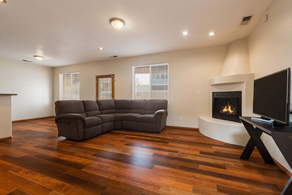 Image 4 of property listing at 512 Alcalde Place SW, Albuquerque, NM 87104