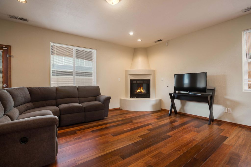 Image 5 of property listing at 512 Alcalde Place SW, Albuquerque, NM 87104