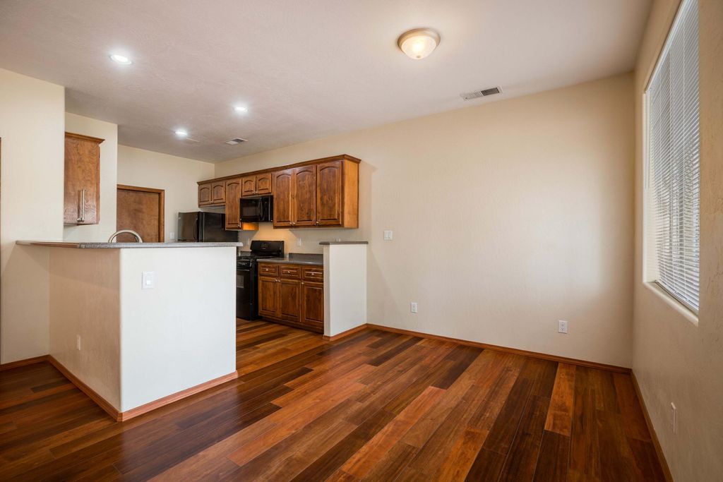 Image 7 of property listing at 512 Alcalde Place SW, Albuquerque, NM 87104