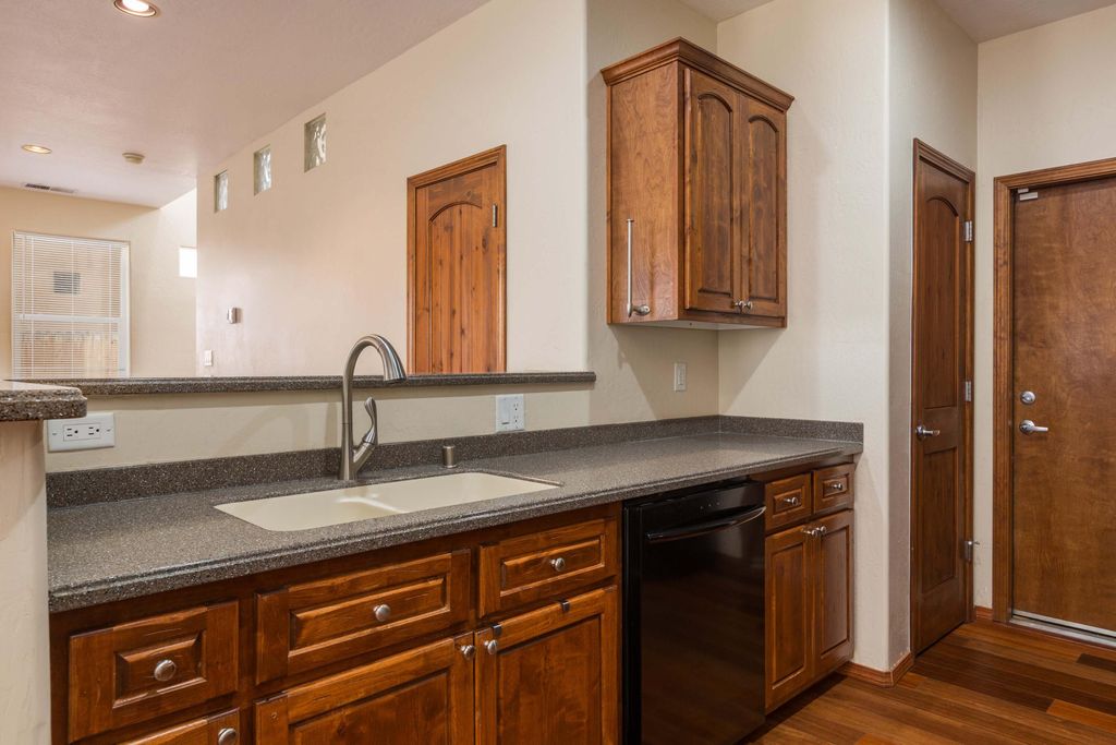 Image 8 of property listing at 512 Alcalde Place SW, Albuquerque, NM 87104