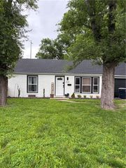 228 W Pocahontas Lane, Kansas City, MO 64114