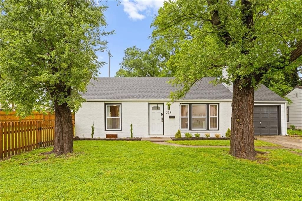 228 W Pocahontas Lane, Kansas City, MO 64114