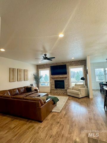 10082 Riverbend Pl, Middleton, ID 83644