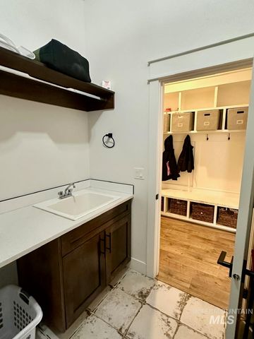 10082 Riverbend Pl, Middleton, ID 83644