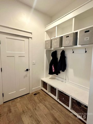 10082 Riverbend Pl, Middleton, ID 83644