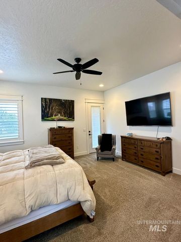 10082 Riverbend Pl, Middleton, ID 83644