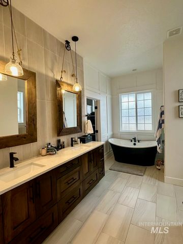 10082 Riverbend Pl, Middleton, ID 83644