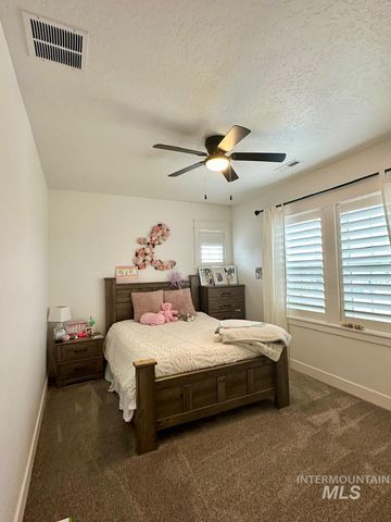 10082 Riverbend Pl, Middleton, ID 83644