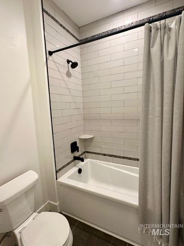 10082 Riverbend Pl, Middleton, ID 83644