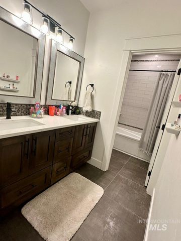 10082 Riverbend Pl, Middleton, ID 83644