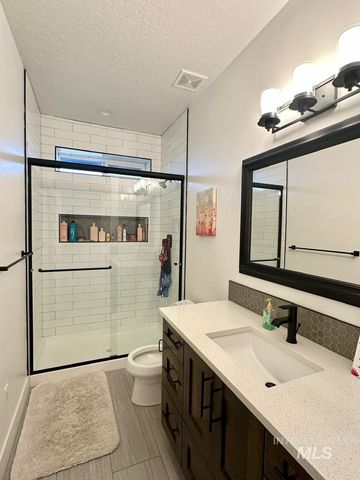 10082 Riverbend Pl, Middleton, ID 83644