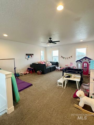 10082 Riverbend Pl, Middleton, ID 83644