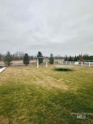 10082 Riverbend Pl, Middleton, ID 83644