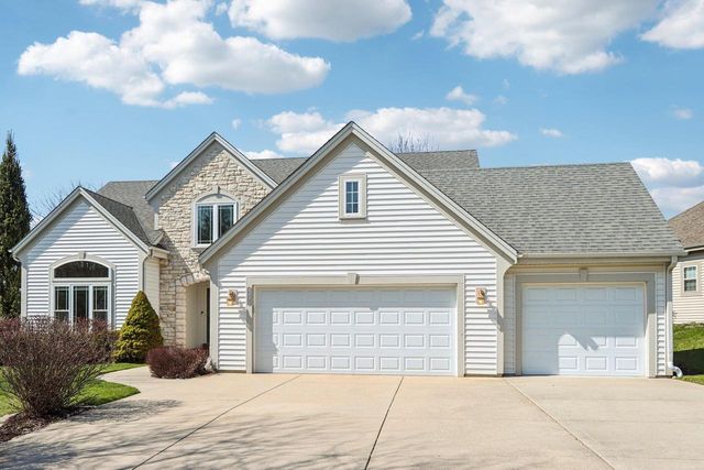 1936 Foxcroft LANE, Waukesha, WI 53189