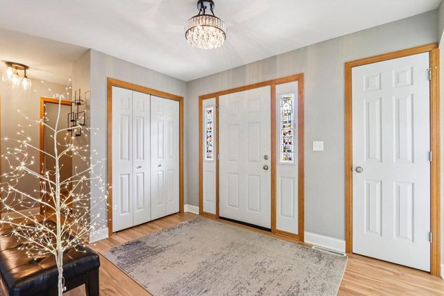 1936 Foxcroft LANE, Waukesha, WI 53189