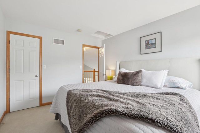 1936 Foxcroft LANE, Waukesha, WI 53189