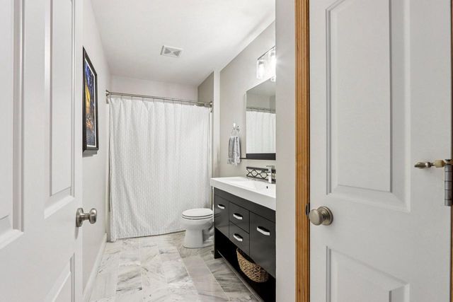 1936 Foxcroft LANE, Waukesha, WI 53189