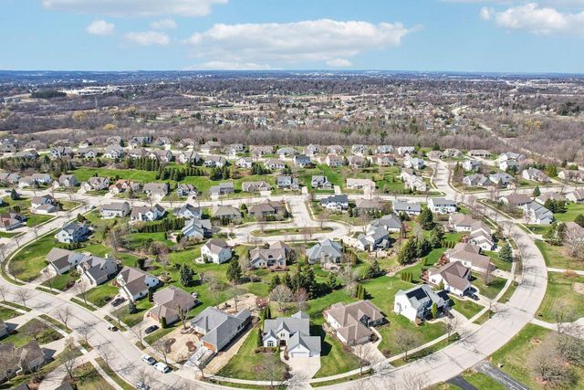 1936 Foxcroft LANE, Waukesha, WI 53189