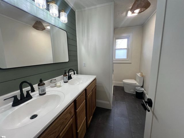 713 Cross Anchor Road, Woodruff, SC 29388