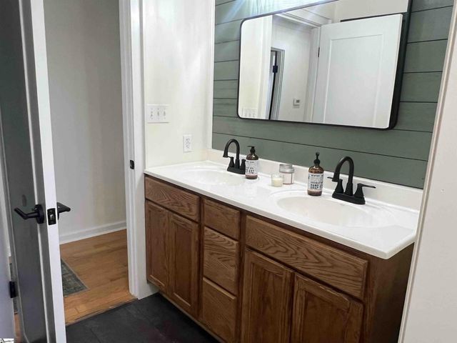 713 Cross Anchor Road, Woodruff, SC 29388