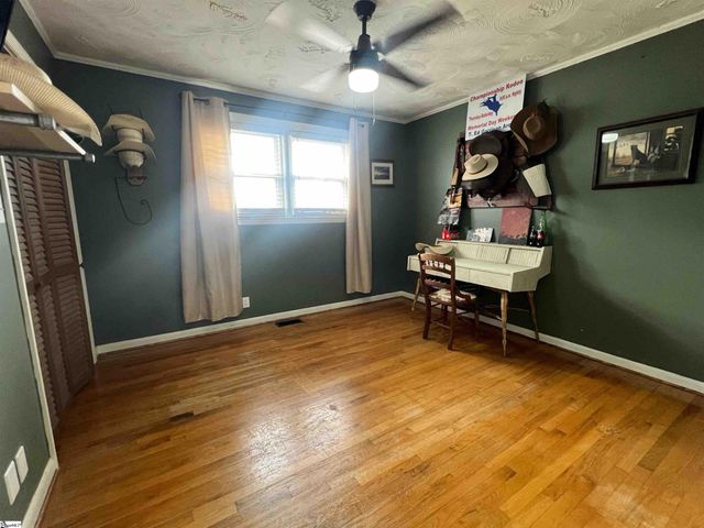 713 Cross Anchor Road, Woodruff, SC 29388