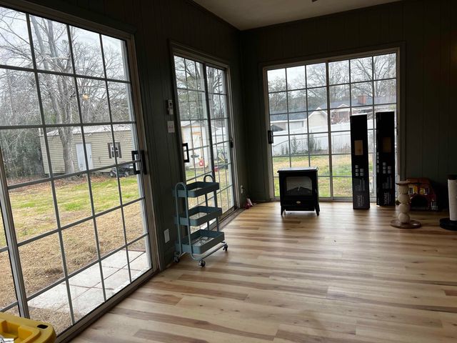 713 Cross Anchor Road, Woodruff, SC 29388