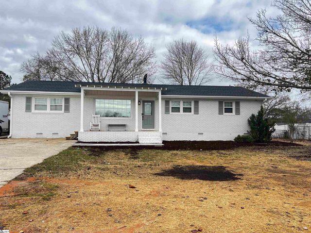 713 Cross Anchor Road, Woodruff, SC 29388