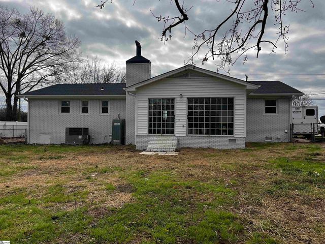 713 Cross Anchor Road, Woodruff, SC 29388