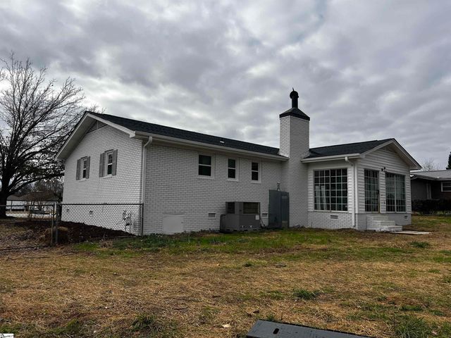 713 Cross Anchor Road, Woodruff, SC 29388