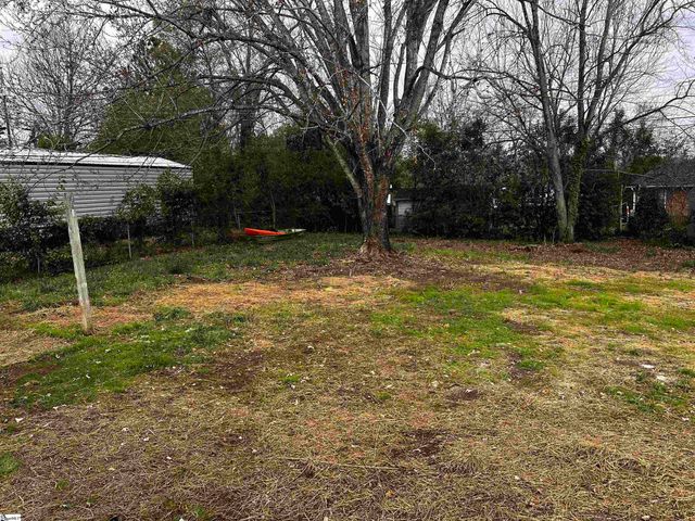 713 Cross Anchor Road, Woodruff, SC 29388