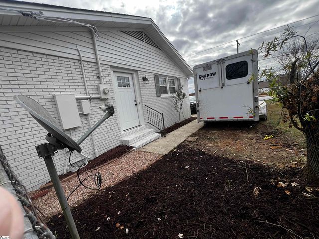 713 Cross Anchor Road, Woodruff, SC 29388