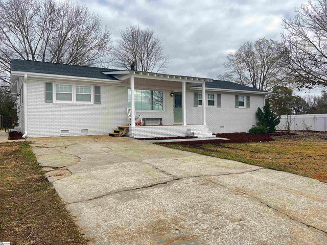 713 Cross Anchor Road, Woodruff, SC 29388