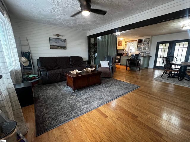 713 Cross Anchor Road, Woodruff, SC 29388