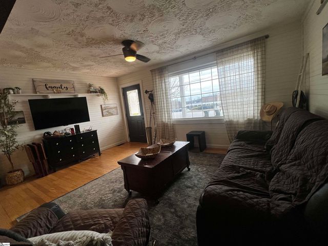 713 Cross Anchor Road, Woodruff, SC 29388