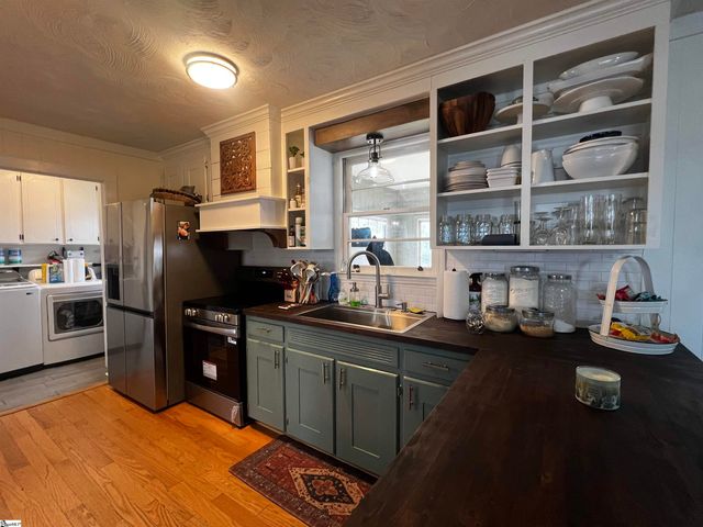 713 Cross Anchor Road, Woodruff, SC 29388