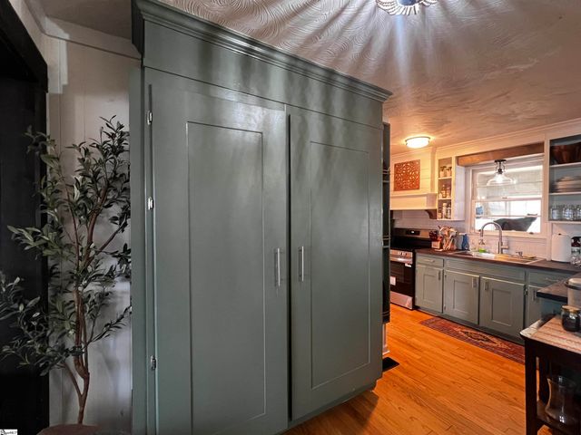 713 Cross Anchor Road, Woodruff, SC 29388