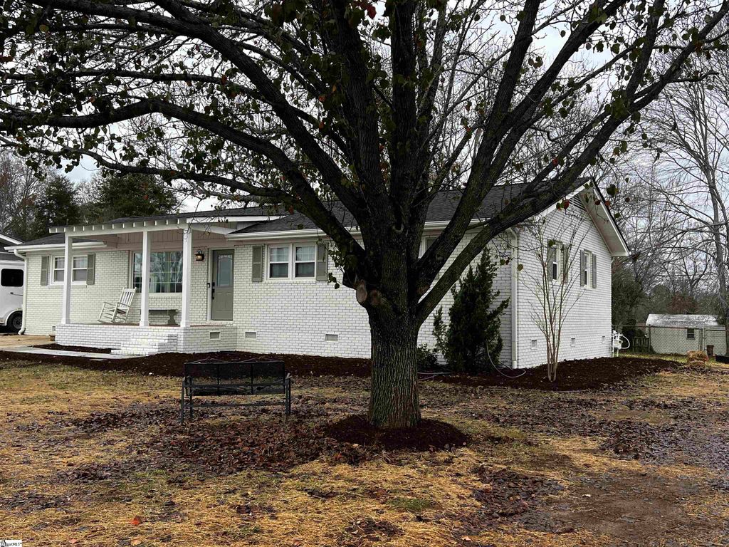 713 Cross Anchor Road, Woodruff, SC 29388