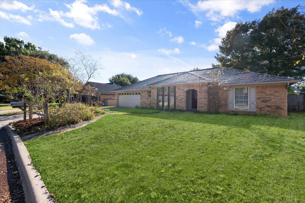 1106 Almond Drive, Mansfield, TX 76063