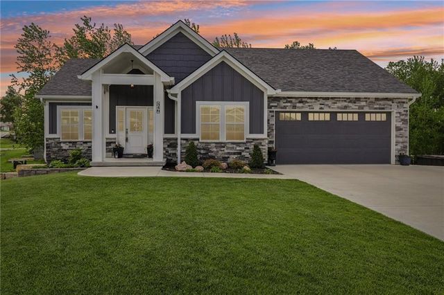 546 N Oakwood Lane, Tonganoxie, KS 66086