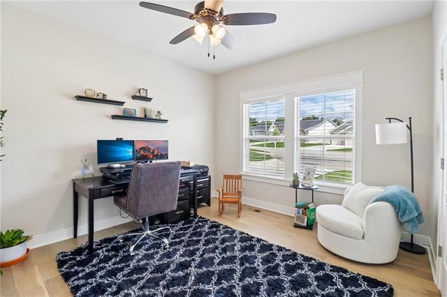 546 N Oakwood Lane, Tonganoxie, KS 66086