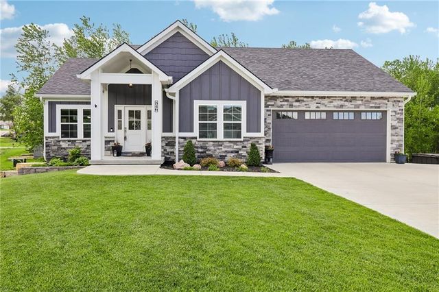546 N Oakwood Lane, Tonganoxie, KS 66086