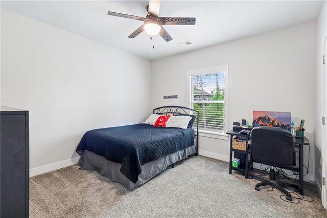 546 N Oakwood Lane, Tonganoxie, KS 66086