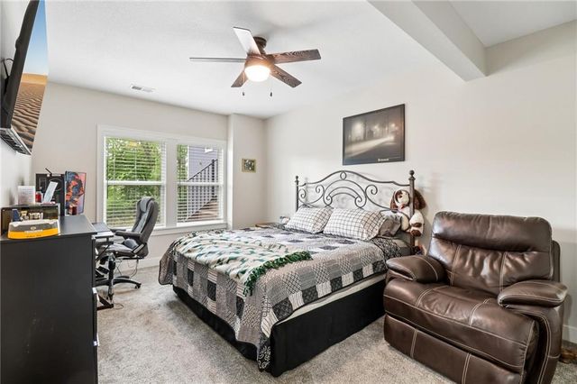 546 N Oakwood Lane, Tonganoxie, KS 66086