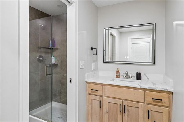 546 N Oakwood Lane, Tonganoxie, KS 66086