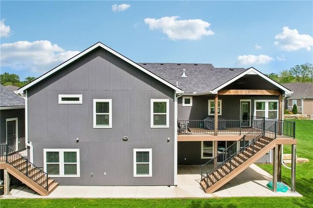 546 N Oakwood Lane, Tonganoxie, KS 66086