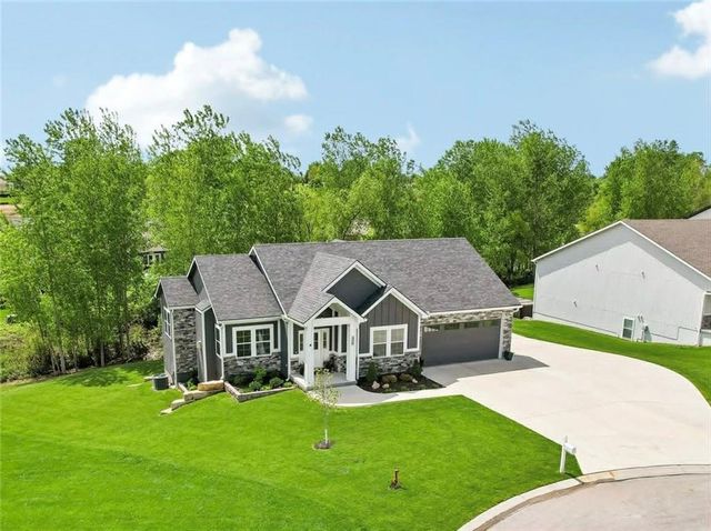 546 N Oakwood Lane, Tonganoxie, KS 66086