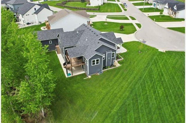 546 N Oakwood Lane, Tonganoxie, KS 66086