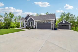 546 N Oakwood Lane, Tonganoxie, KS 66086