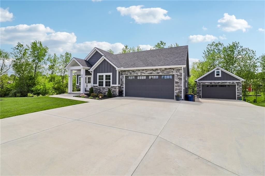 546 N Oakwood Lane, Tonganoxie, KS 66086