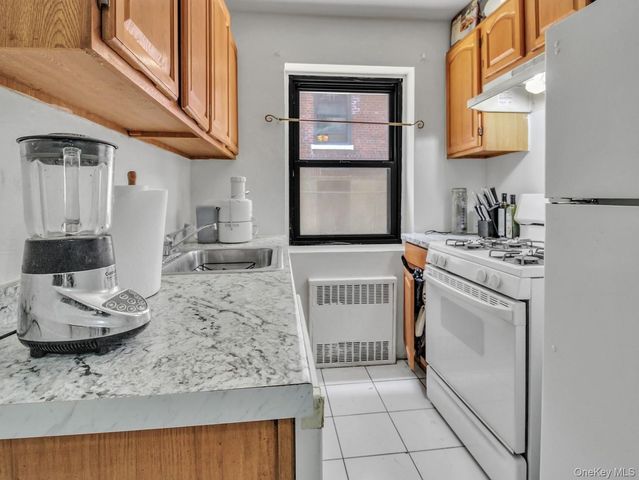 118-60 Metropolitan Avenue 1A, Kew Gardens, NY 11415